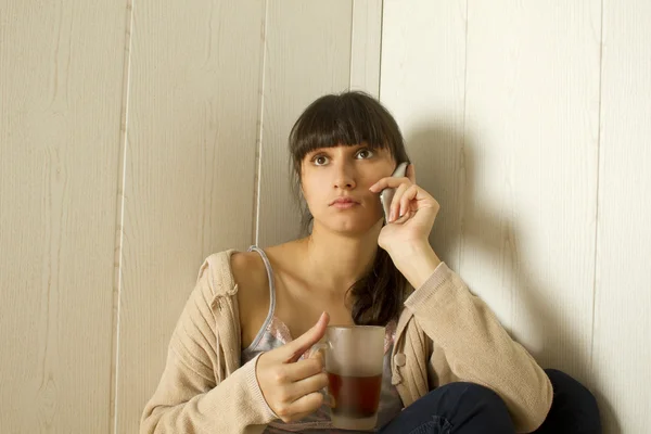 Egy fiatal nő beszél telefonon. — Stock Fotó
