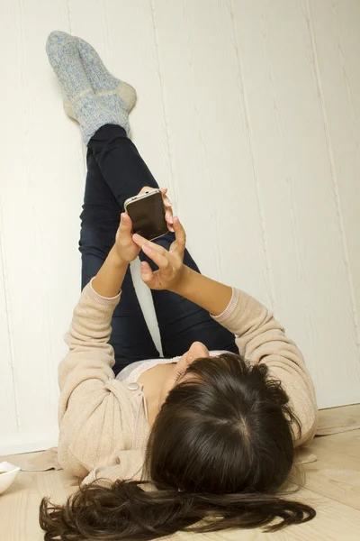 Молода жінка лежить на підлозі будинку — стокове фото