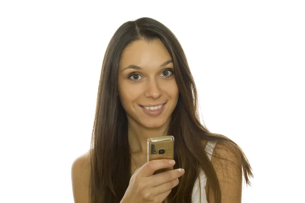 Женщина, читающая сообщение на мобильном телефоне — стоковое фото