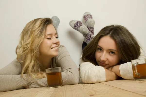 Twee aantrekkelijke vrienden drinken thee — Stockfoto