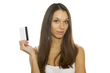 Kredi kartı tutan genç bir kadın.