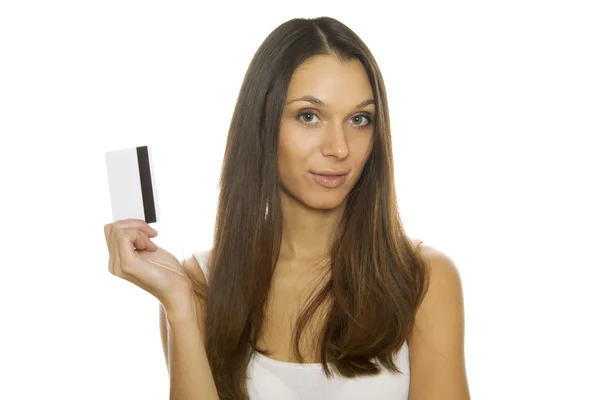 Kredi kartı tutan genç bir kadın. — Stok fotoğraf
