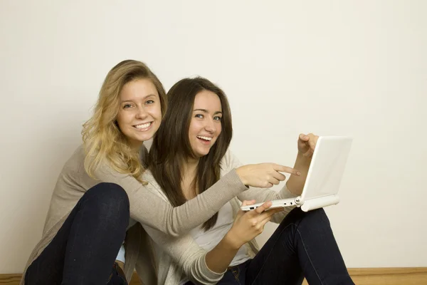 두 매력적인 친구 들 집에서 노트북으로 — 스톡 사진