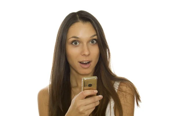 Kvinna läser meddelandet på mobiltelefon — Stockfoto