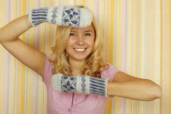 穏やかな冬の手袋で美しい若い女性 — ストック写真
