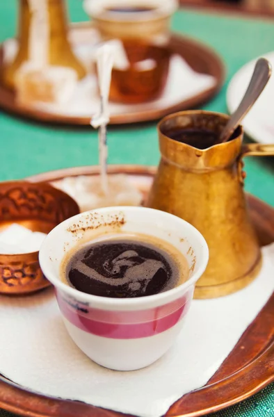Sterke Arabische koffie geserveerd in een traditionele manier — Stockfoto