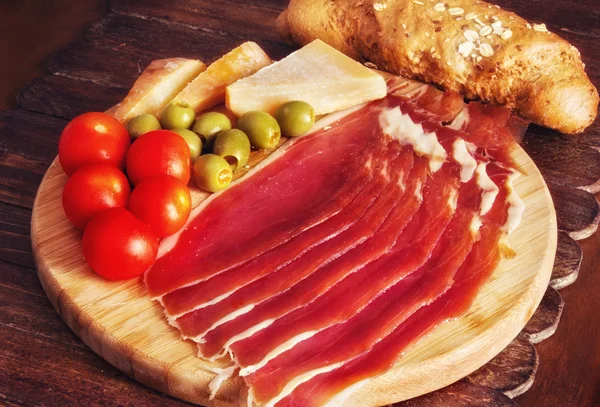 Platter of antipasti appetizers, with crusty bread — Stock Photo, Image