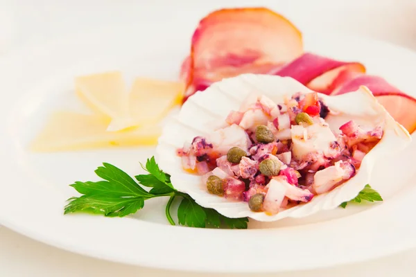 Oktopussalat serviert mit Käse und Schinken auf der Seite — Stockfoto