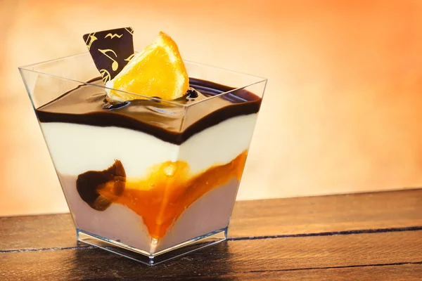 Chocolate & vanilla pudding with orange — Stock Photo, Image