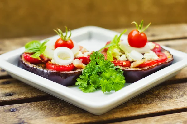 Torres beringelas com mussarela, tomate e manjericão — Fotografia de Stock