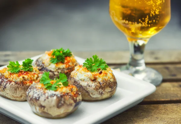 Peynir ve baharatlarla dolu champignon mantar — Stok fotoğraf