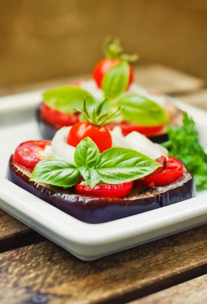 Aubergine torens met mozzarella, tomaat en basilicum — Stockfoto