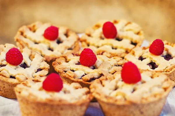 Mini pasteles de frutas decorados con frambuesas — Foto de Stock