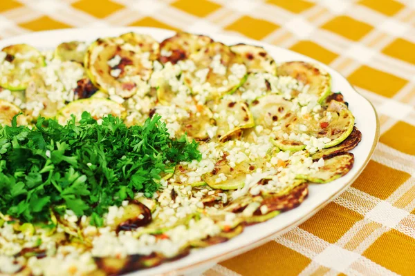 Gegrillter Zucchini-Salat mit Knoblauch und Petersilie — Stockfoto