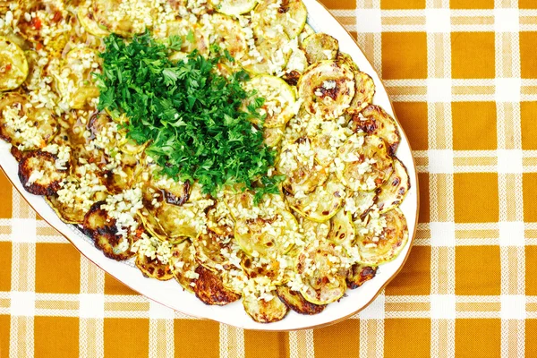 Gegrillter Zucchini-Salat mit Knoblauch und Petersilie — Stockfoto