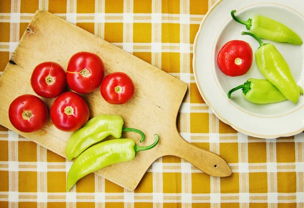 Fresh organic vegetables on a cutting board — Stock Photo, Image