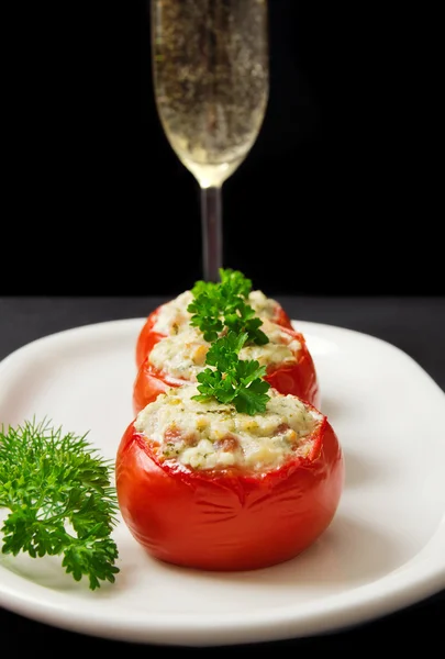 Tomaten gevuld met kaas en versierd met verse kruiden — Stockfoto