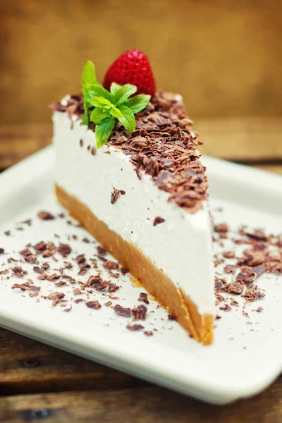 Gâteau au fromage décoré de fraise, menthe et chocolat — Photo