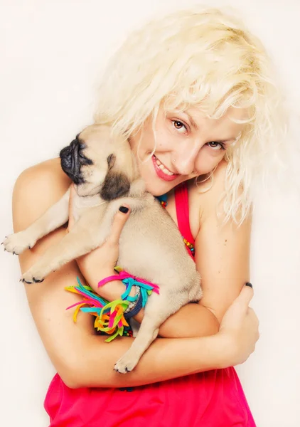 Roztomilá blondýnka s štěně Mops — Stock fotografie