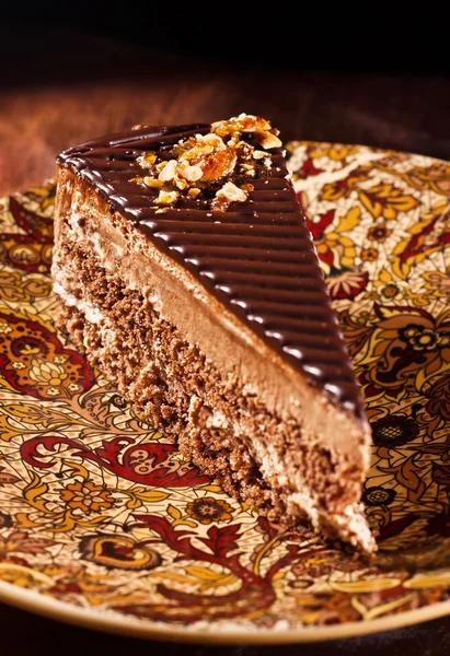 Bolo de chocolate saboroso com nozes — Fotografia de Stock