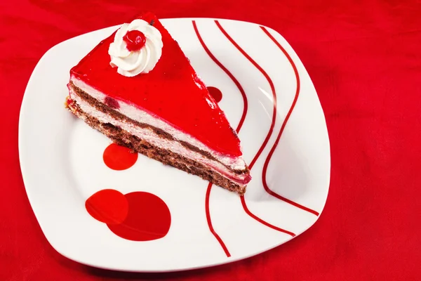 Gâteau aux fraises sur une assiette — Photo