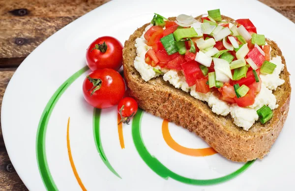 Брускетта (итальянский поджаренный чесночный хлеб) с овощами и сыром — стоковое фото