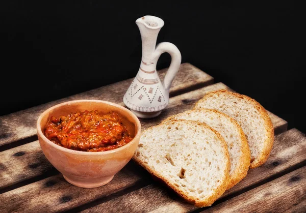 Traditionelle mazedonische Mahlzeit - Ajvar mit Brot und Rakija — Stockfoto