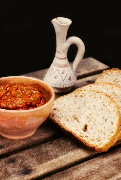 Repas traditionnel macédonien - ajvar servi avec pain et rakija — Photo