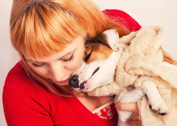 Rotschopf mit einem Jack Russell Terrier — Stockfoto