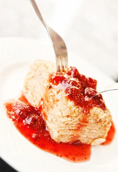 Gâteau aux fraises en couches servi avec deux fourchettes — Photo