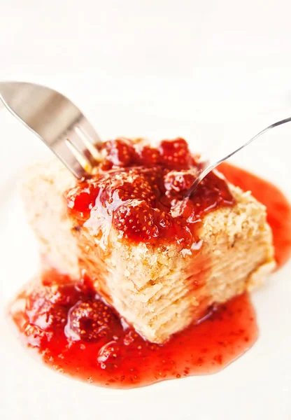 Gâteau aux fraises en couches servi avec deux fourchettes — Photo