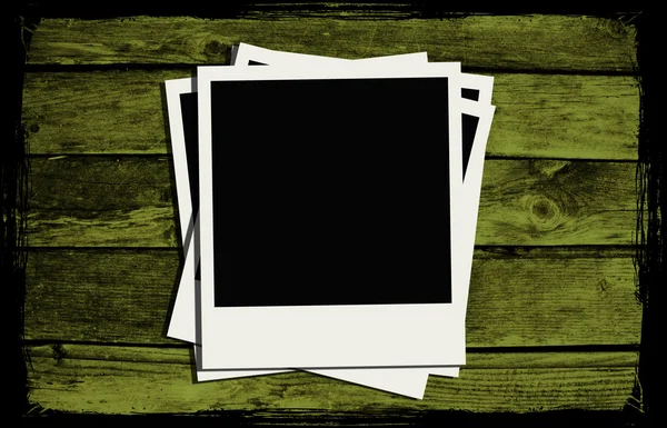 Molduras polaroid sobre o fundo de madeira abstrato — Fotografia de Stock