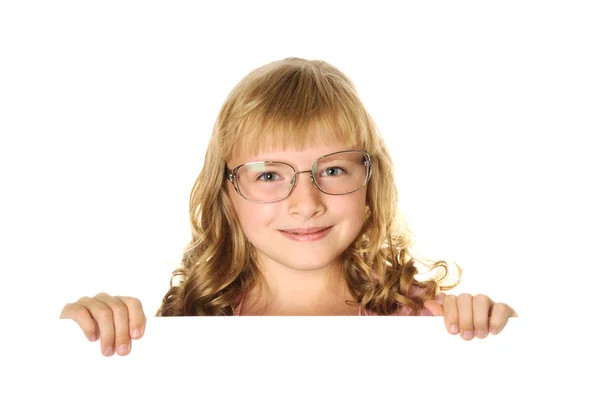 Uśmiechnięta dziewczyna trzyma arkusz biały — Zdjęcie stockowe