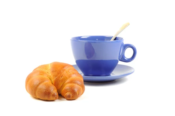 Xícara azul com chá e croissant — Fotografia de Stock