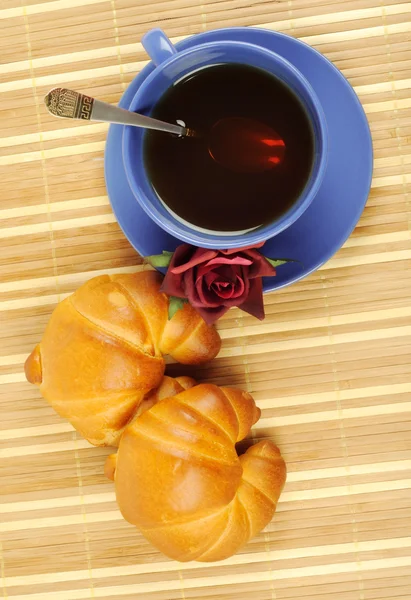 चाय, क्रॉसेंट और गुलाब — स्टॉक फ़ोटो, इमेज