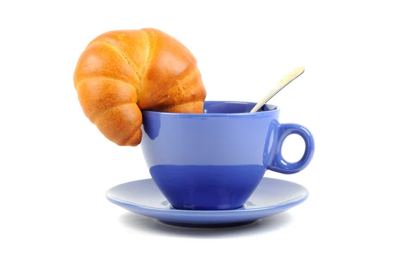 Blaue Teetasse und Croissant — Stockfoto