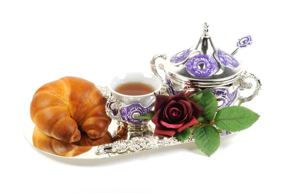 Metallset für Tee und Croissant — Stockfoto