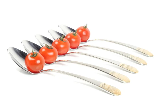 Colheres de metal com tomate — Fotografia de Stock