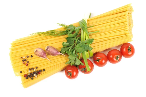 Букет сирих спагеті з часником і помідорами — стокове фото