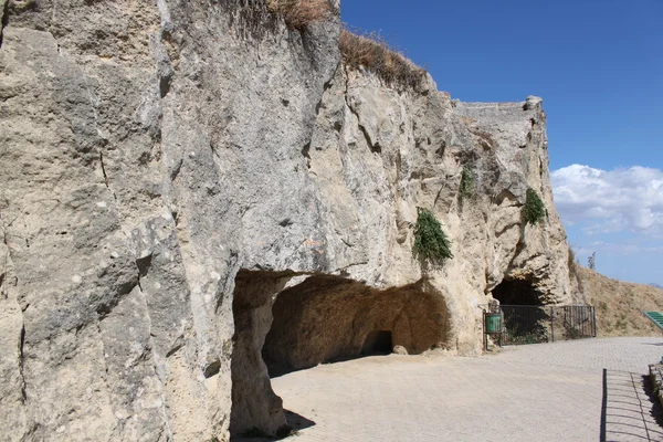 Jaskinia w skale — Zdjęcie stockowe