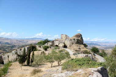 bir mağarada kaya