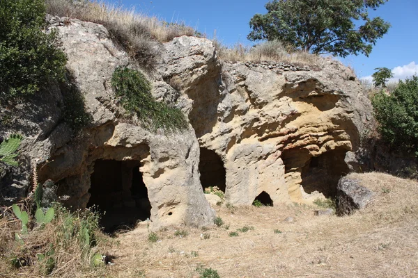 Een grot in de rots — Stockfoto