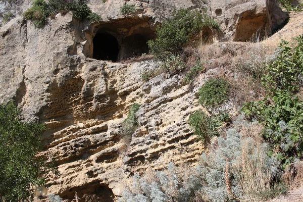 Uma caverna na rocha — Fotografia de Stock