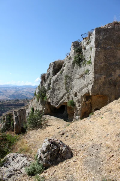 Пещера в скале — стоковое фото