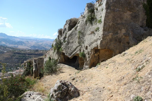 En grotta i berget — Stockfoto