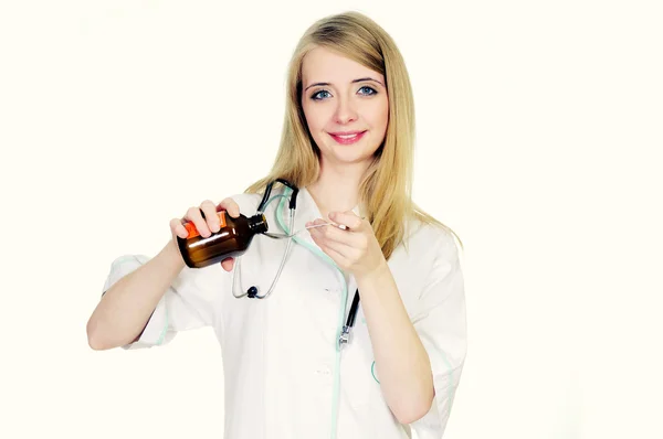 Female doctor pouring syrup — Stock Photo, Image