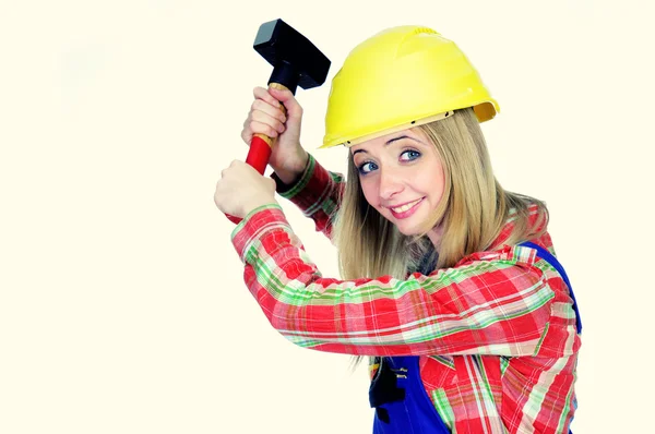 Jonge vrouw met helm en hammer — Stockfoto