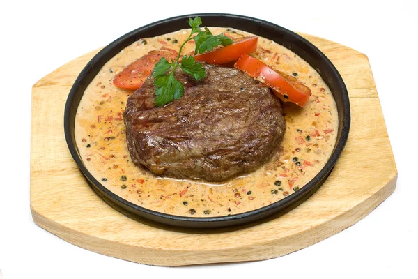 Мясо на деревянной тарелке, изолированной на белом — стоковое фото