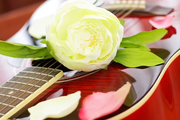 Romantic love concept - white rose on red guitar, background — Stock Photo, Image