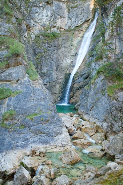Cachoeira de montanha nos Alpes — Fotografia de Stock